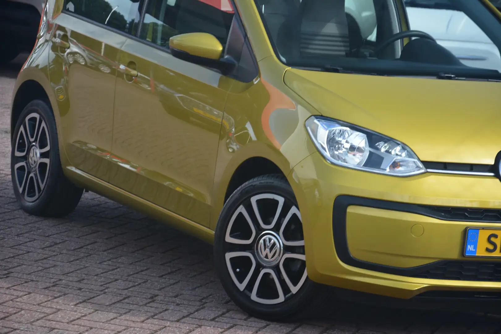 Volkswagen up! 1.0 BMT move up! | Airco | App verbinding | Elek.r Geel - 2