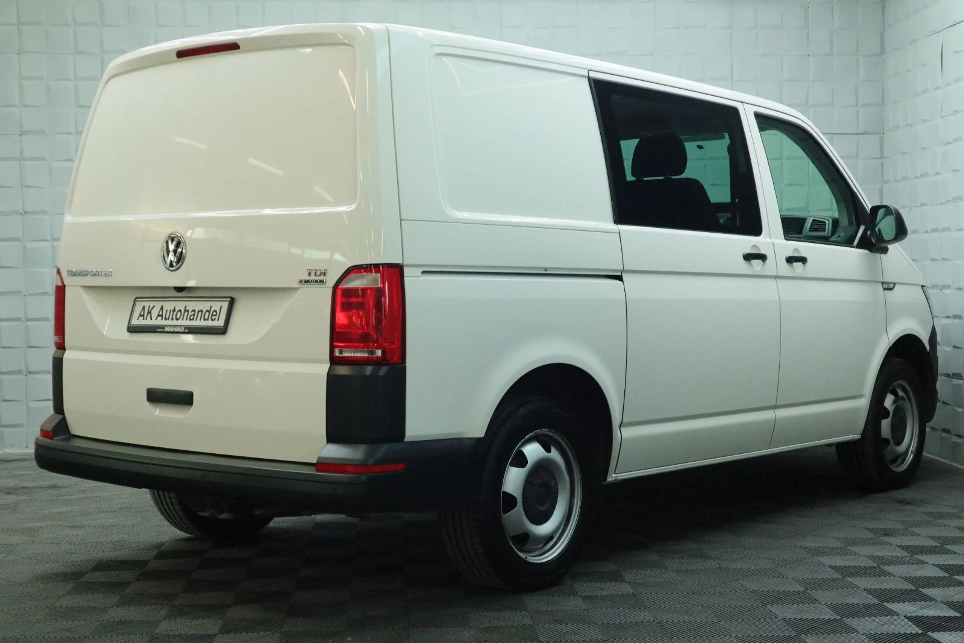 Volkswagen T6 Transporter Kasten/Kombi Kombi 4Motion — photo 4