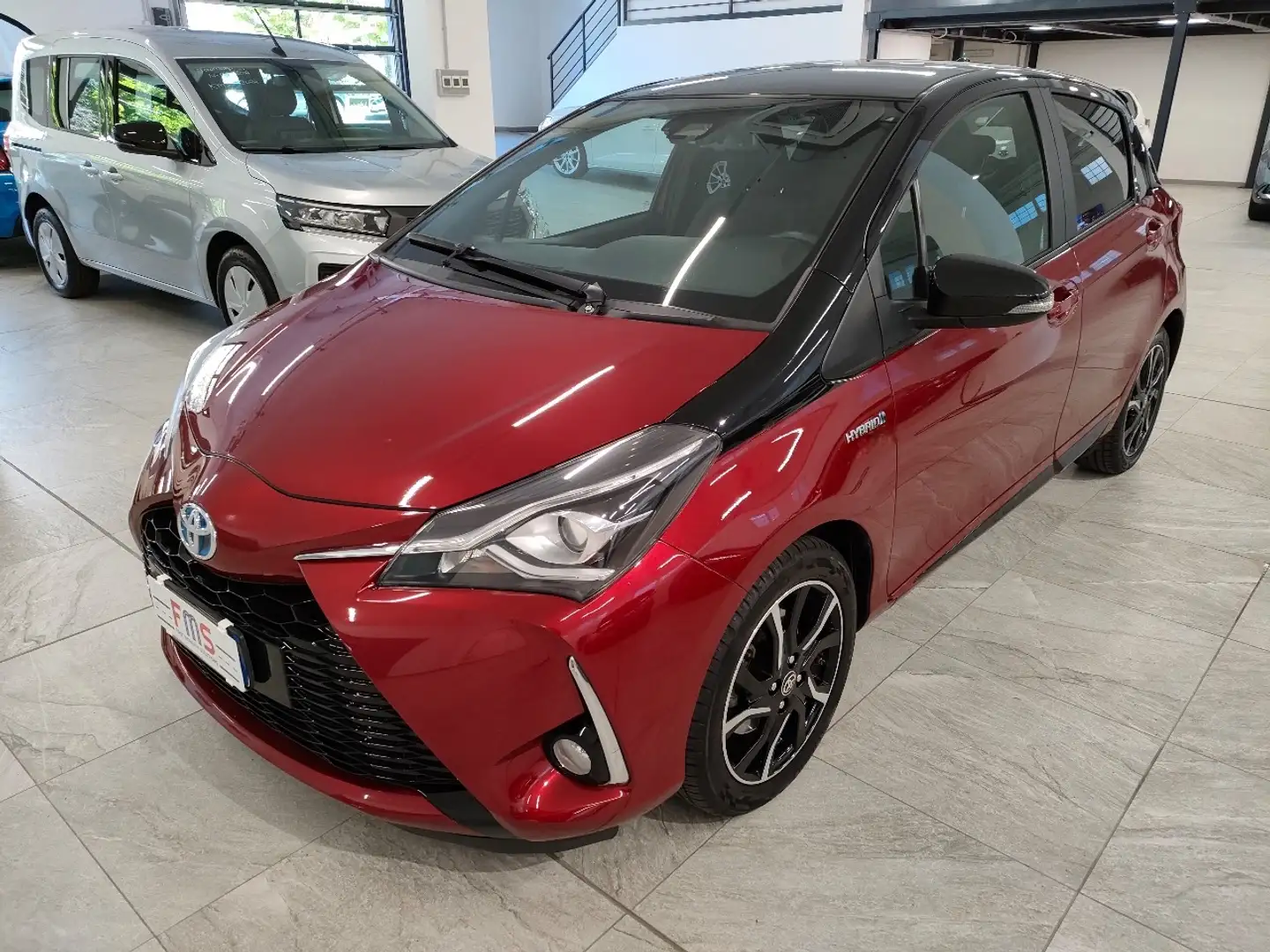 Toyota Yaris Yaris 5p 1.5h Trend Red Edition Rot - 1