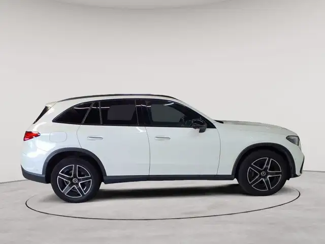 Mercedes-Benz GLC view 3