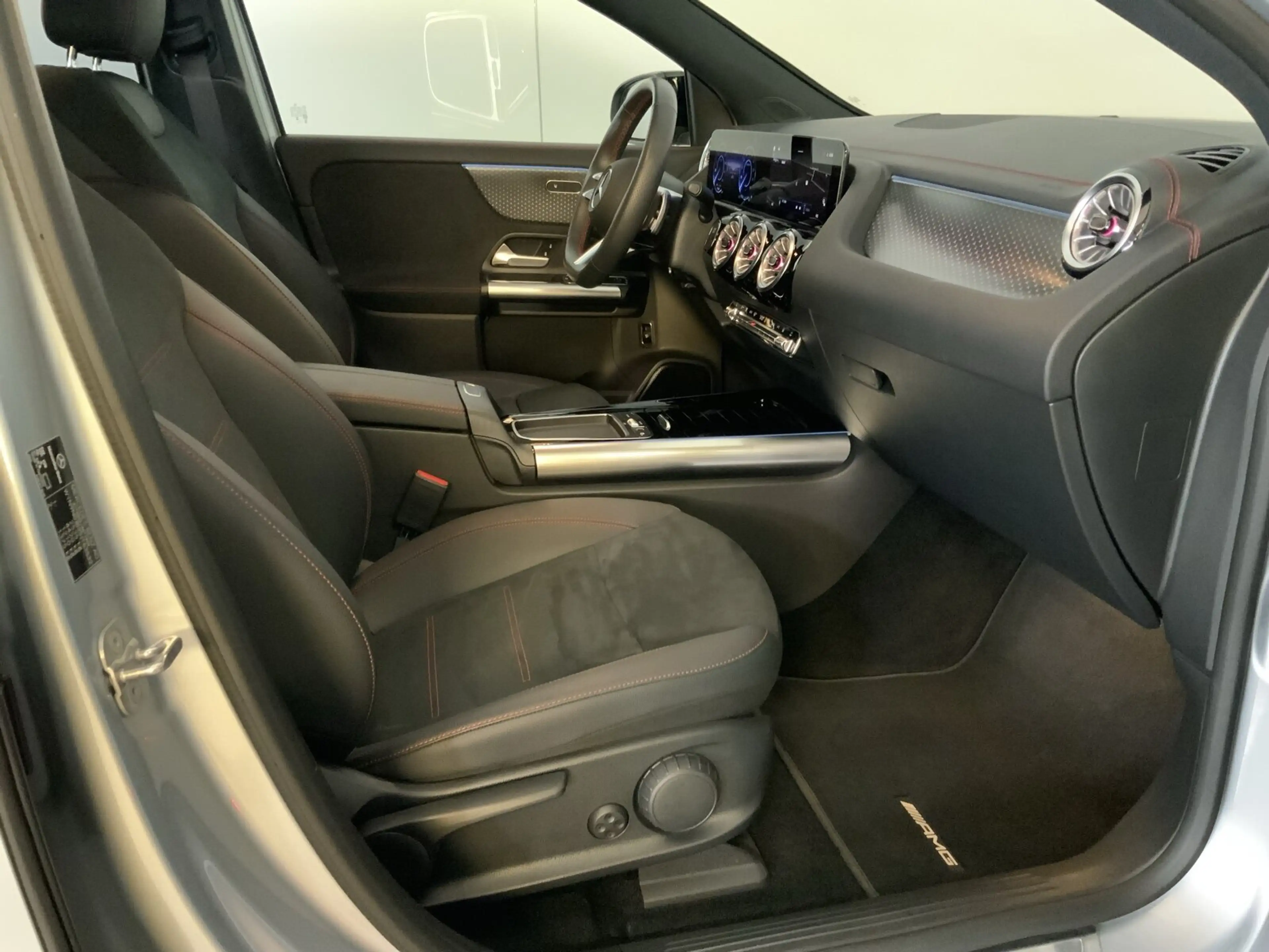 Mercedes-Benz EQA 300 EQA 300 4M AMG Night AHK Sound DISTRONIC RüKam — photo 14