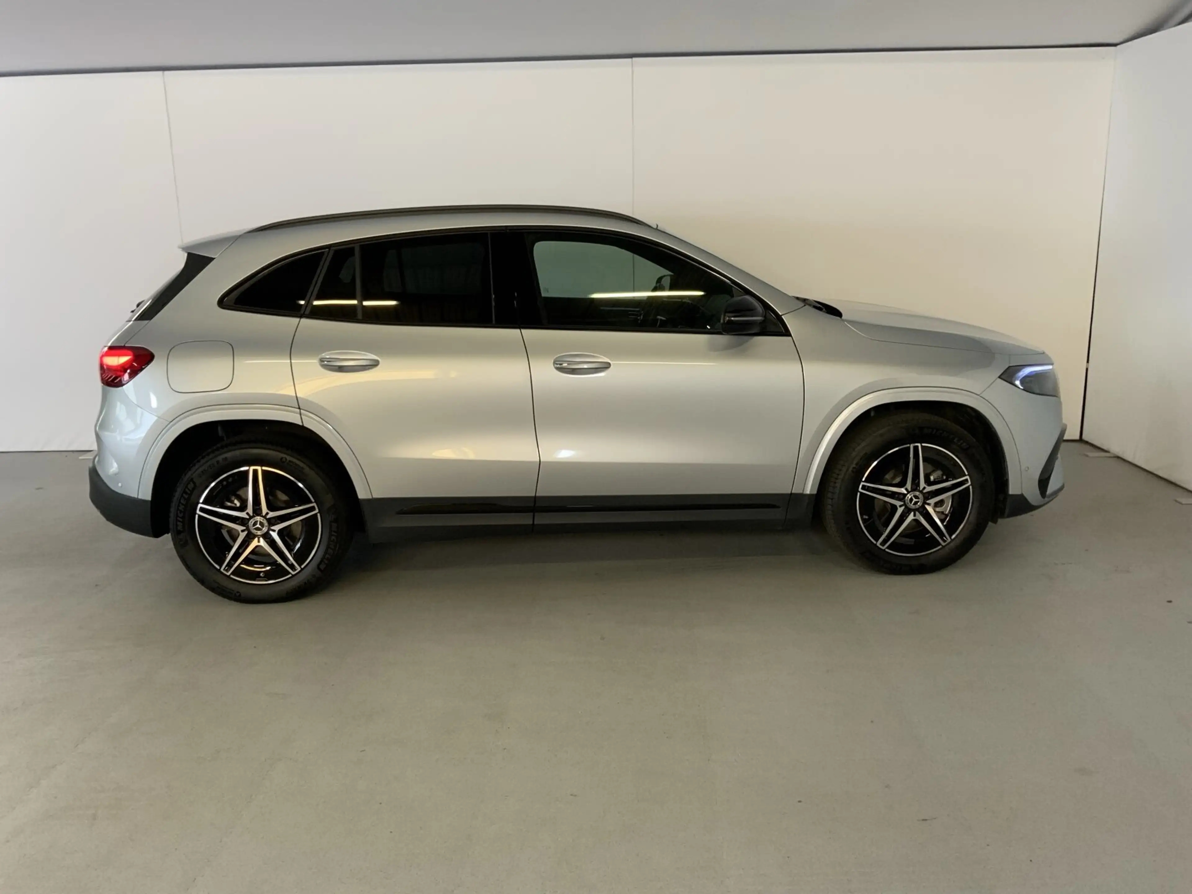 Mercedes-Benz EQA 300 EQA 300 4M AMG Night AHK Sound DISTRONIC RüKam — photo 4