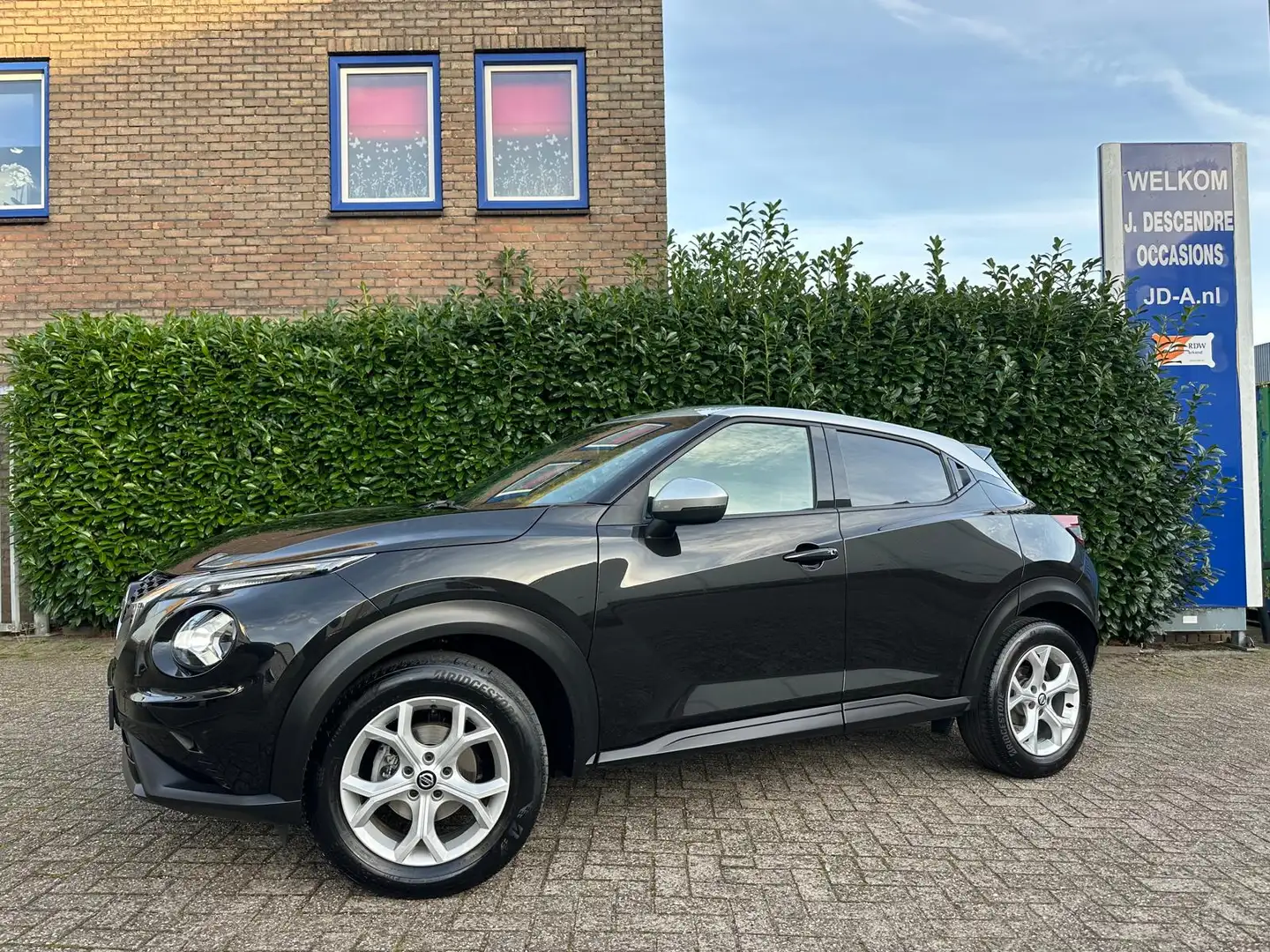 Nissan Juke 1.0 DIG-T N-Connecta Climate C, Cruise C, Navigati Schwarz - 1