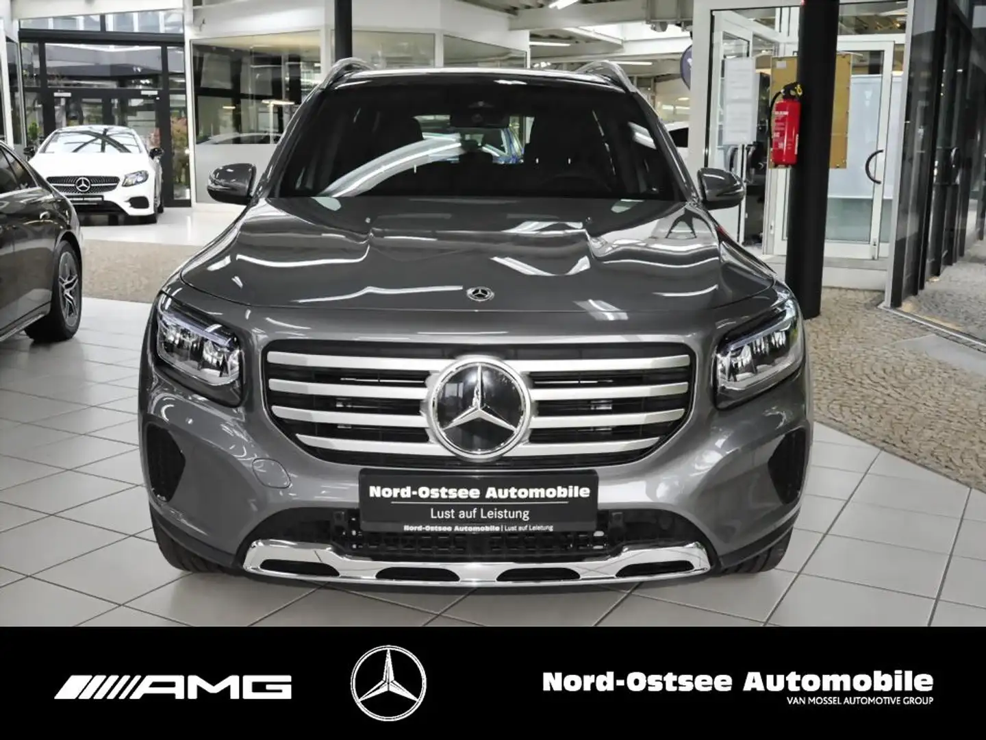 Mercedes-Benz GLB 200 PROGRESSIVE AHK PANO KAMERA Šedá - 2