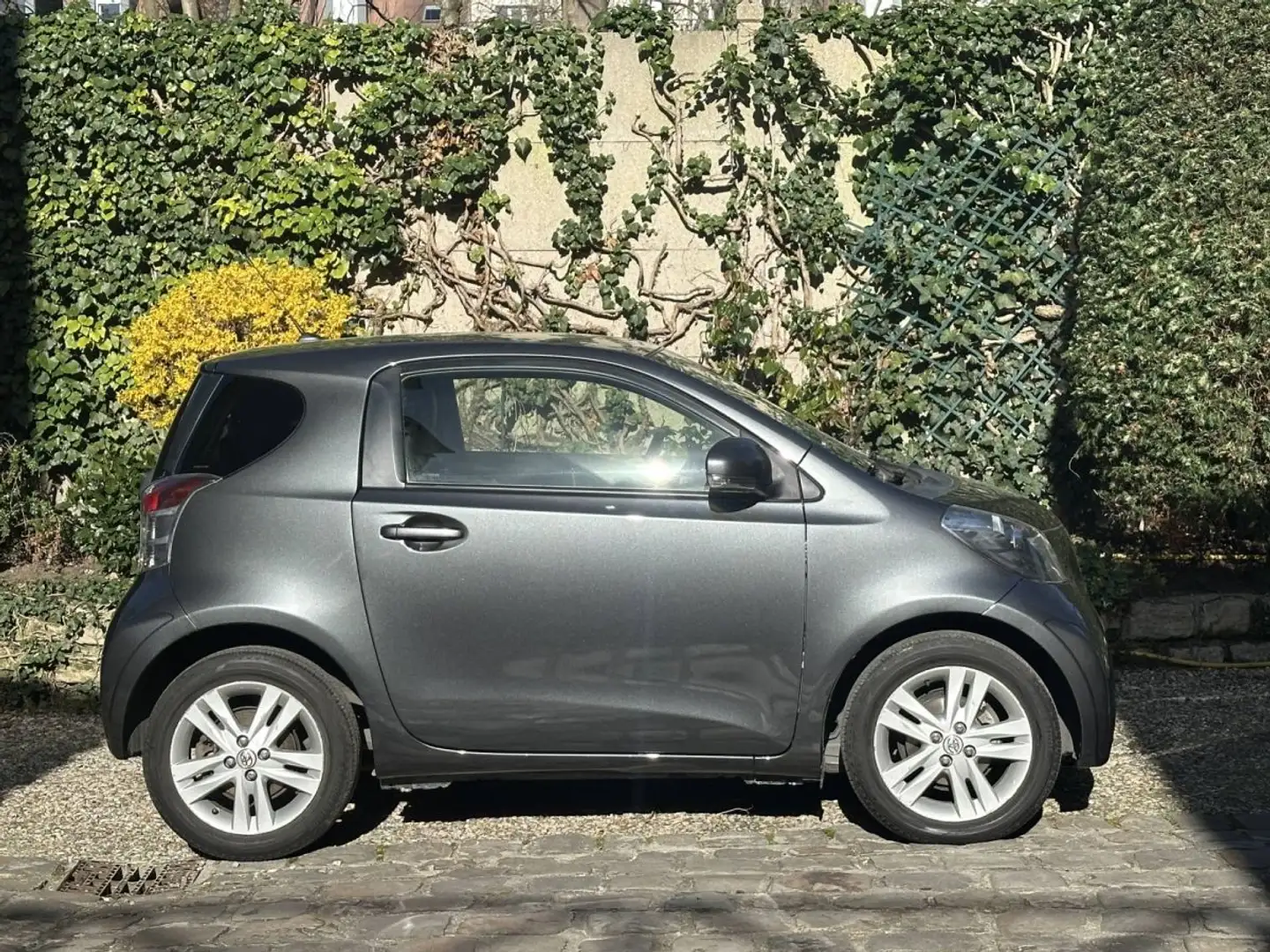 Toyota iQ 100 VVT-i Iconic Pack MultiDrive Grau - 2