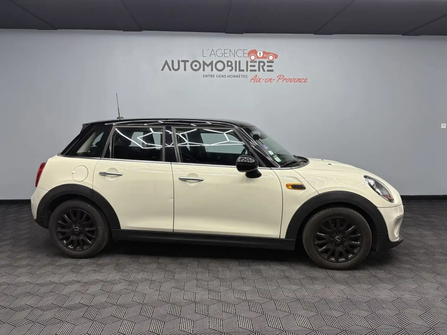 MINI Cooper F55 – 1.5 136 ch – Pack Chili – Première main Blanc - 2