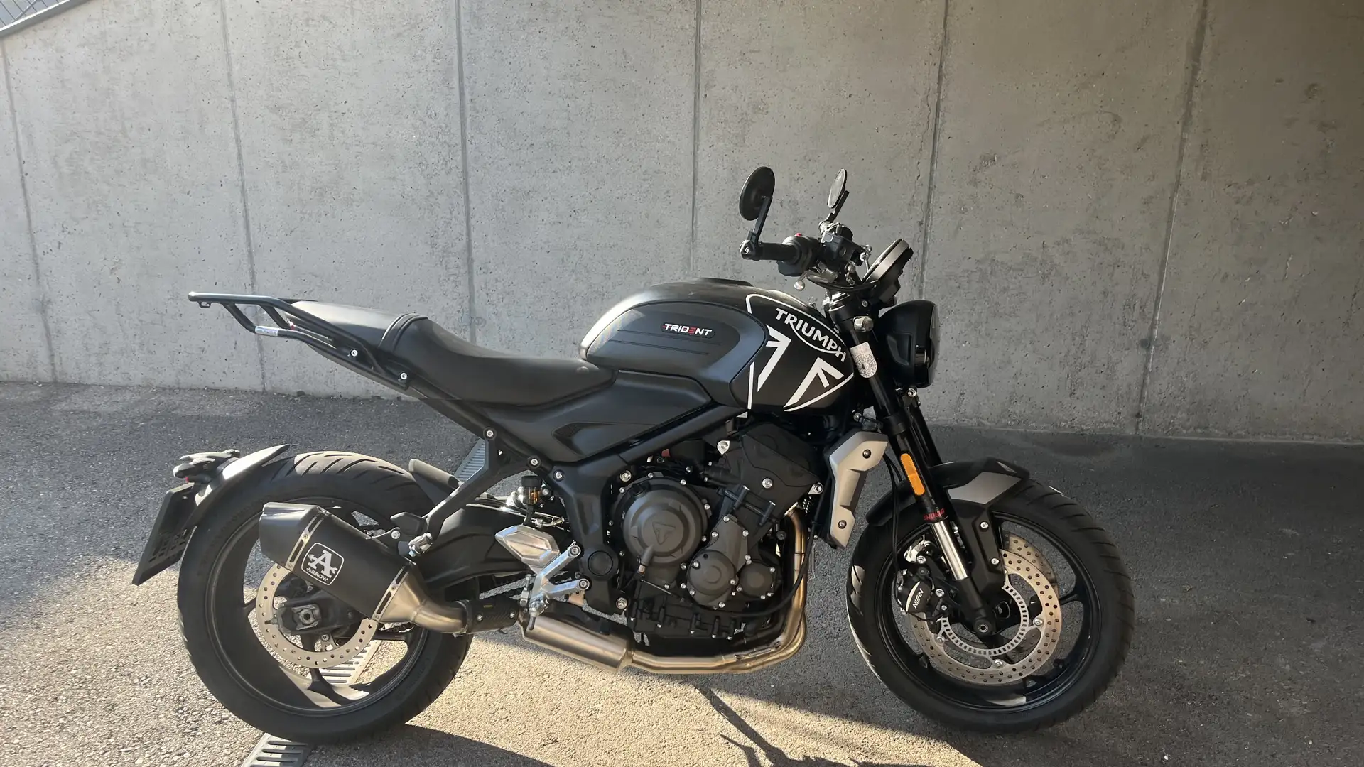 Triumph Trident 660 Sportauspuff, Lenkerendspiegel, Gebäckträger - 2