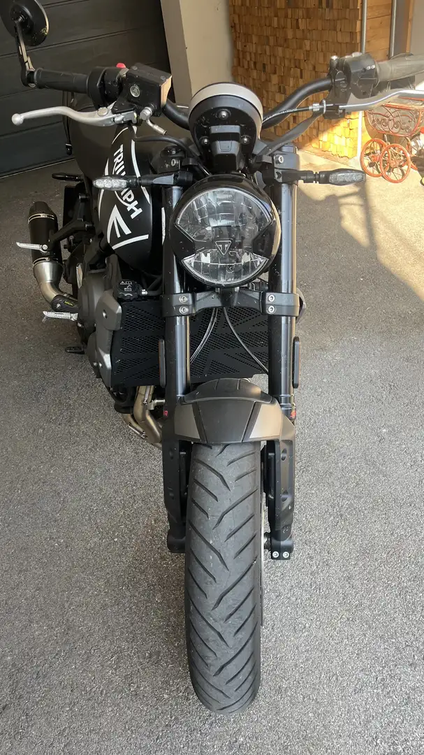 Triumph Trident 660 Sportauspuff, Lenkerendspiegel, Gebäckträger - 1