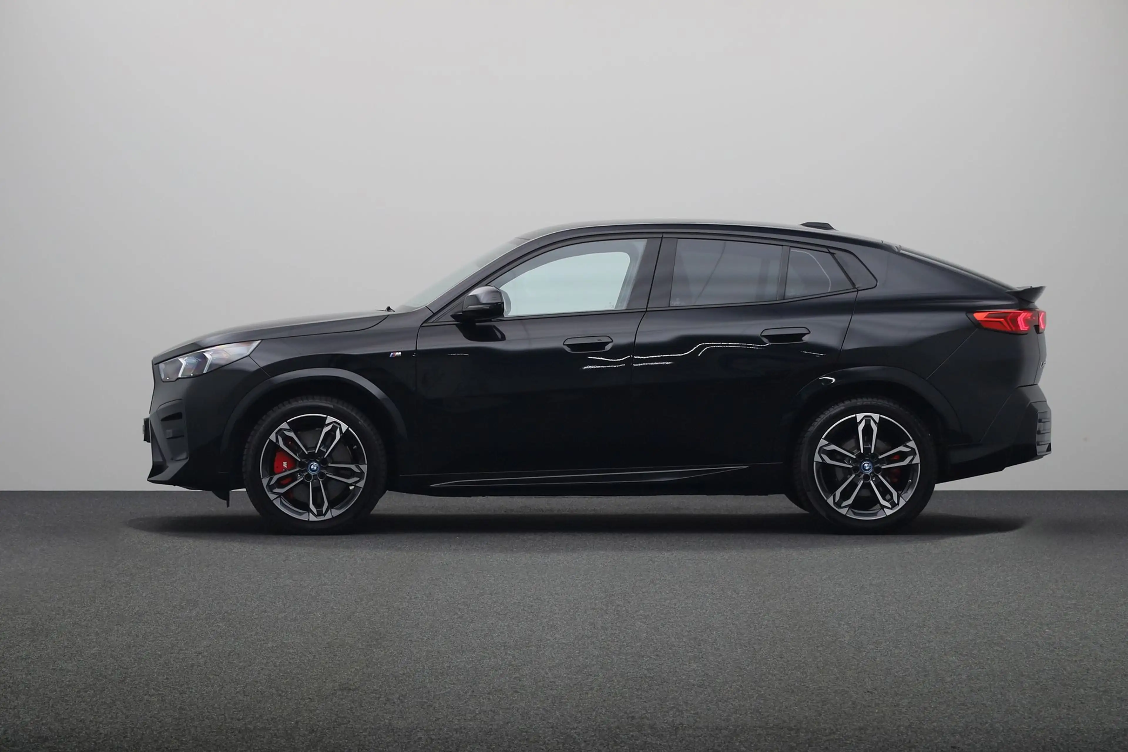 BMW iX2 xDrive30 67 kWh M-Sport Pro | Harman Kardon | 19 i — photo 12