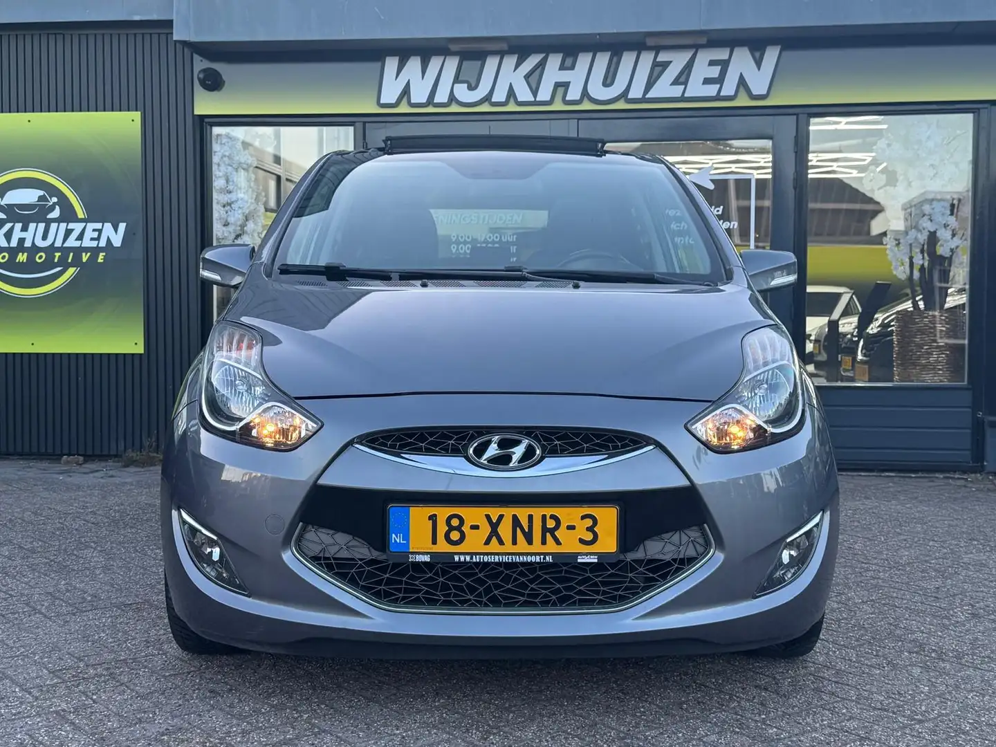 Hyundai iX20 1.6i i-Catcher met Panorama dak !!! Leder !!! Navi Grijs - 2