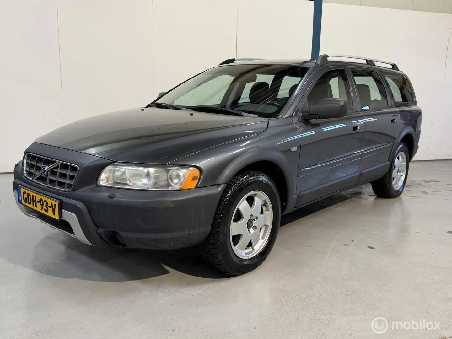 Volvo XC70 2.5 T Momentum AUTOMAAT / YOUNGTIMER Grigio - 1