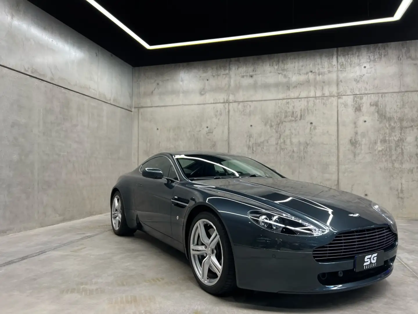 Aston Martin Vantage Deportivo Automático de 2 Puertas Gris - 1