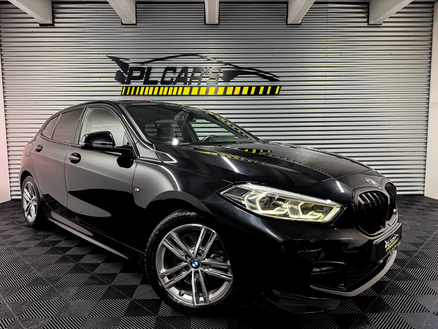 BMW 116 116iA OPF PACK M | APPLE CAR PLAY | LED | GARANTIE Zwart - 1