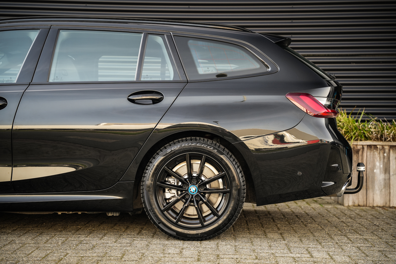 BMW 330 3-serie Touring 330e M-Sport Facelift | SOH 97% | — photo 17