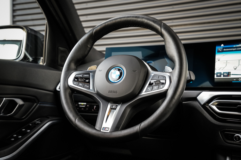 BMW 330 3-serie Touring 330e M-Sport Facelift | SOH 97% | — photo 12