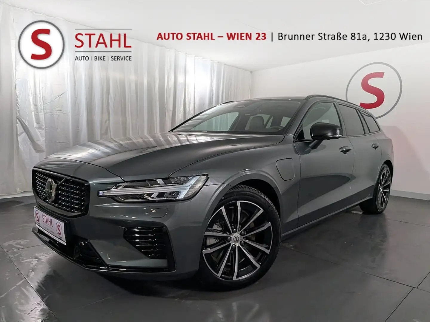 Volvo V60 T6 AWD PHEV Ultra Dark Aut. | Auto Stahl Wien 23 Grün - 1