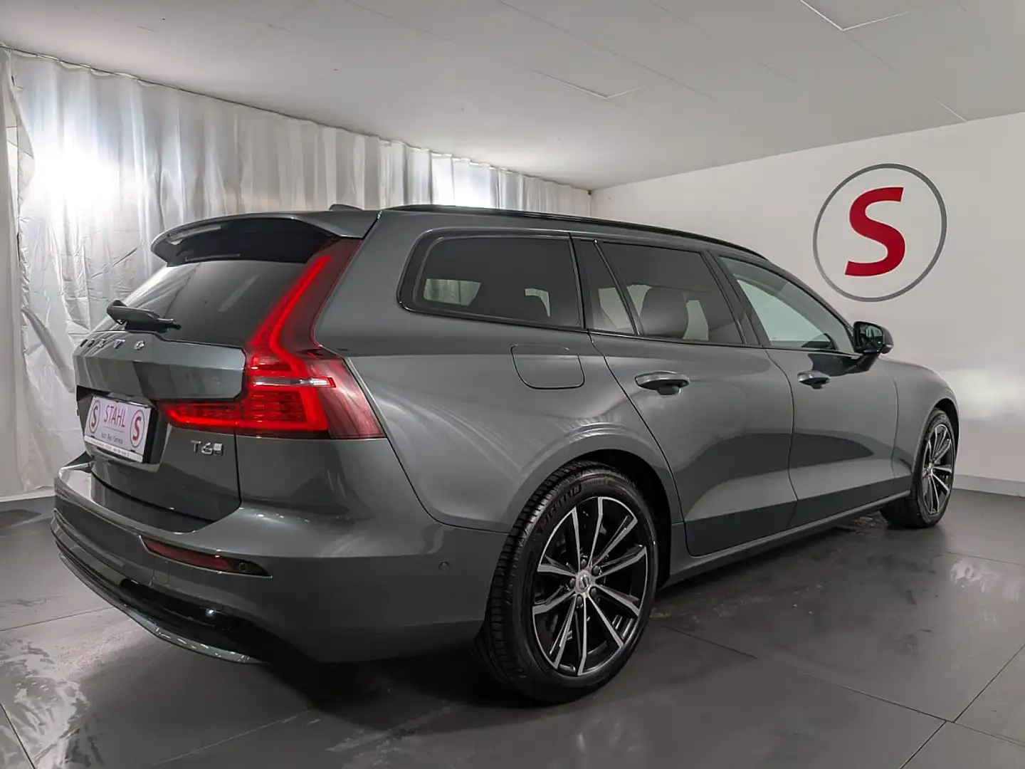 Volvo V60 T6 AWD PHEV Ultra Dark Aut. | Auto Stahl Wien 23 Grün - 2