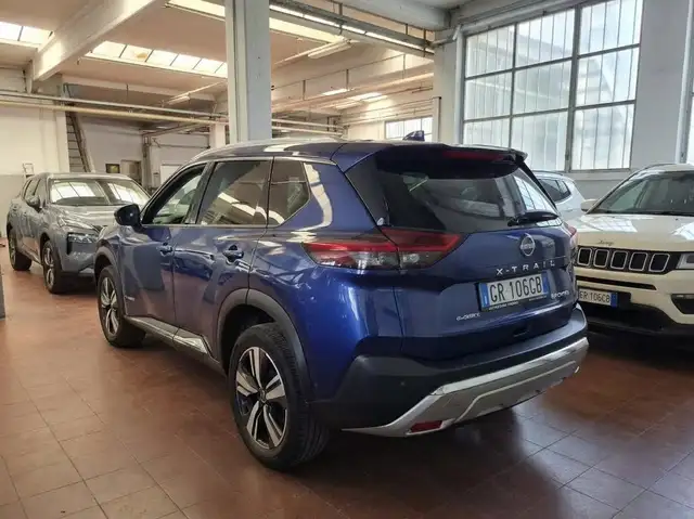 Nissan X-Trail view 3