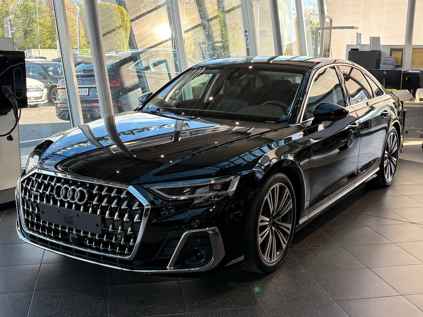 Audi A8 eHYBRID LP € 126.788,-- -45%* Unternehmerrabatt Schwarz - 1
