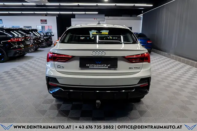 Audi Q3 view 10