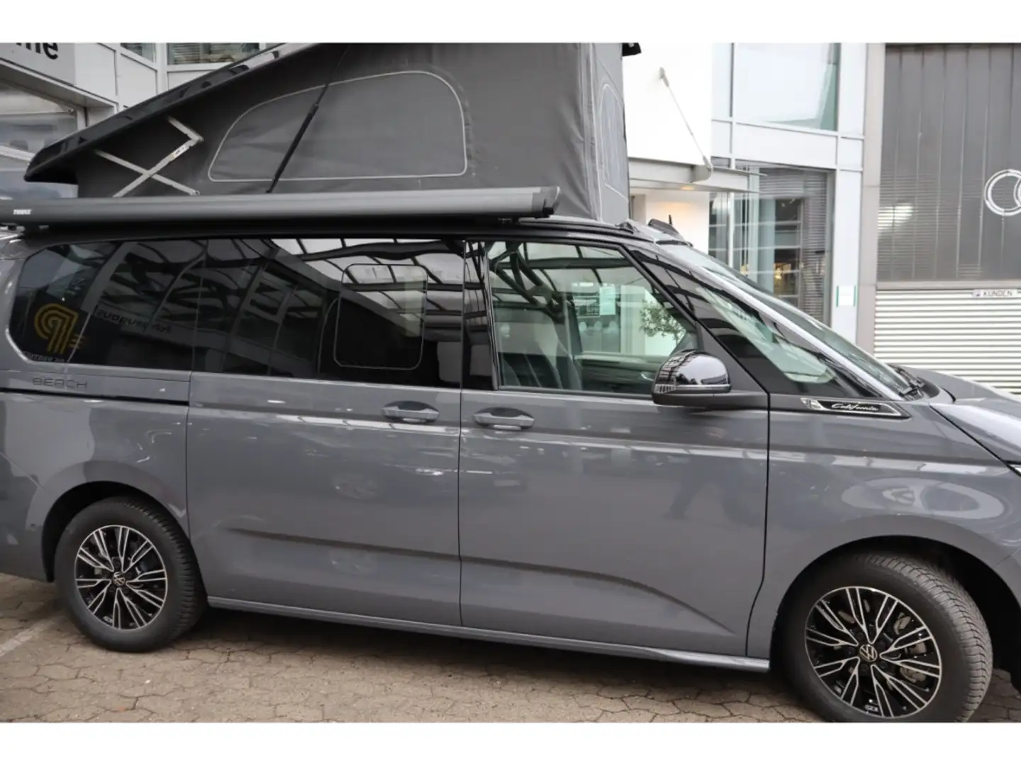 Volkswagen T7 California 2.0 TSI Beach AHK Markise RFK Matrix Grijs - 2