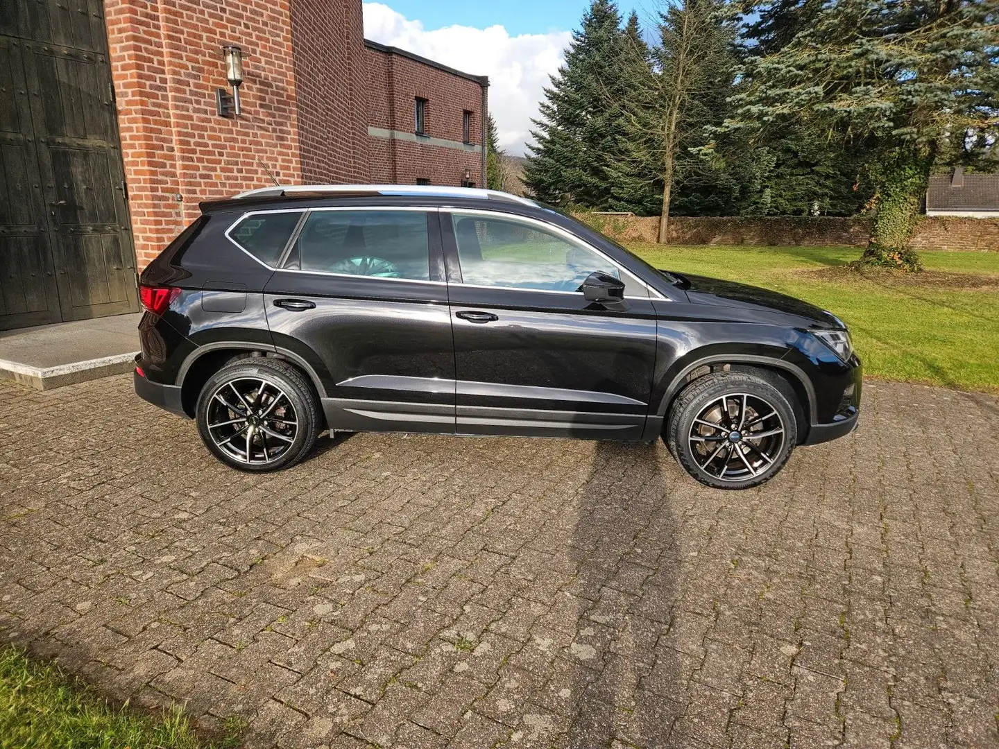 SEAT Ateca Xcellence 4Drive 2,0 TSI DSG Schwarz - 2