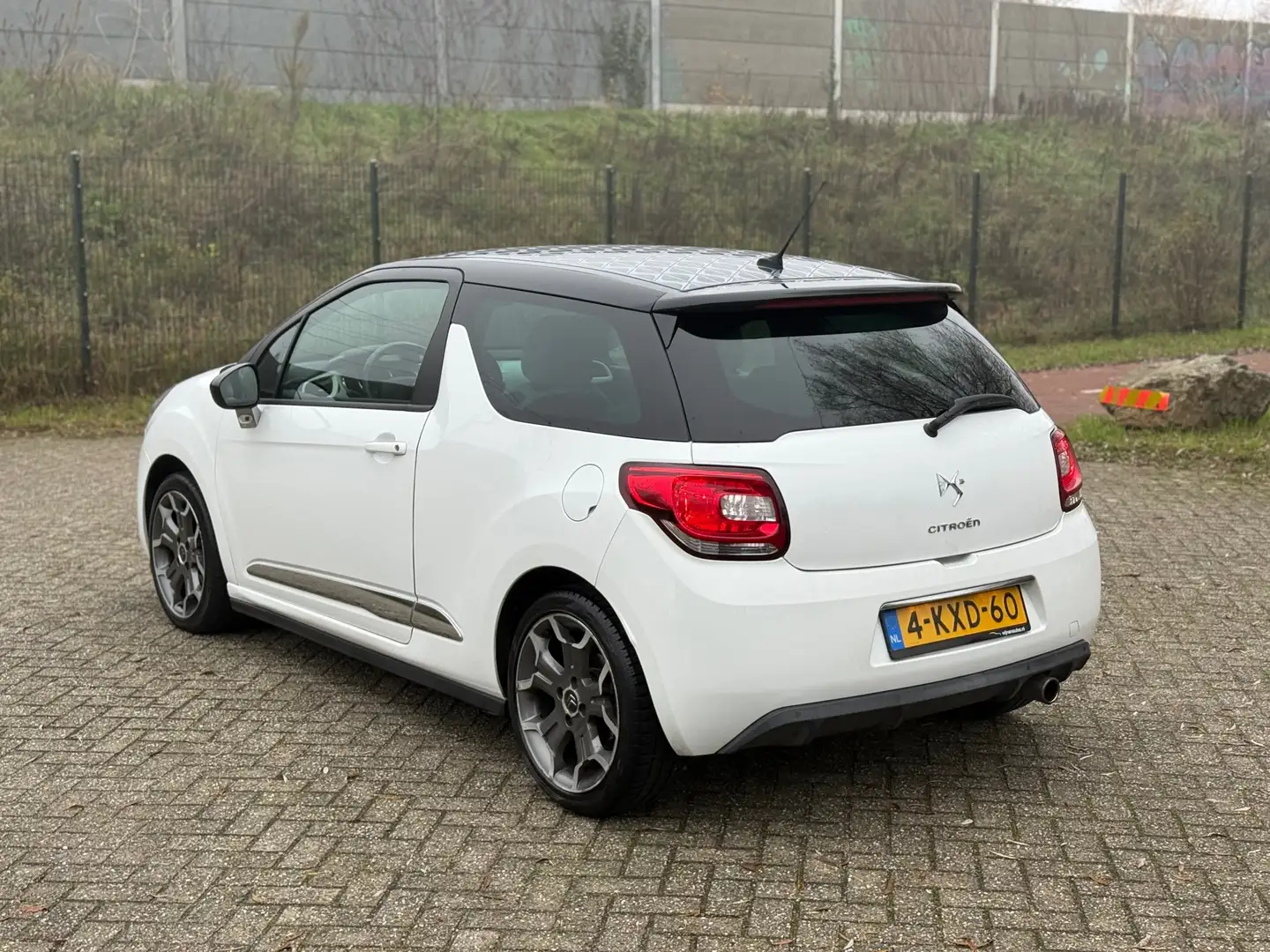 Citroen DS3 1.6 Ultra Prestige AIRCO I ZEER LUXE I NAP I NL AU Wit - 2