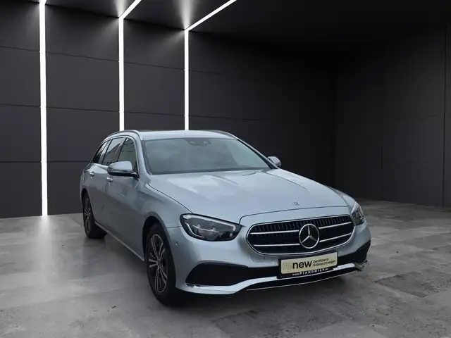 Mercedes-Benz E-Class view 4