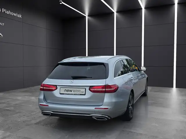 Mercedes-Benz E-Class view 3