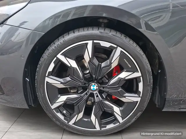 BMW 5 Series view 6