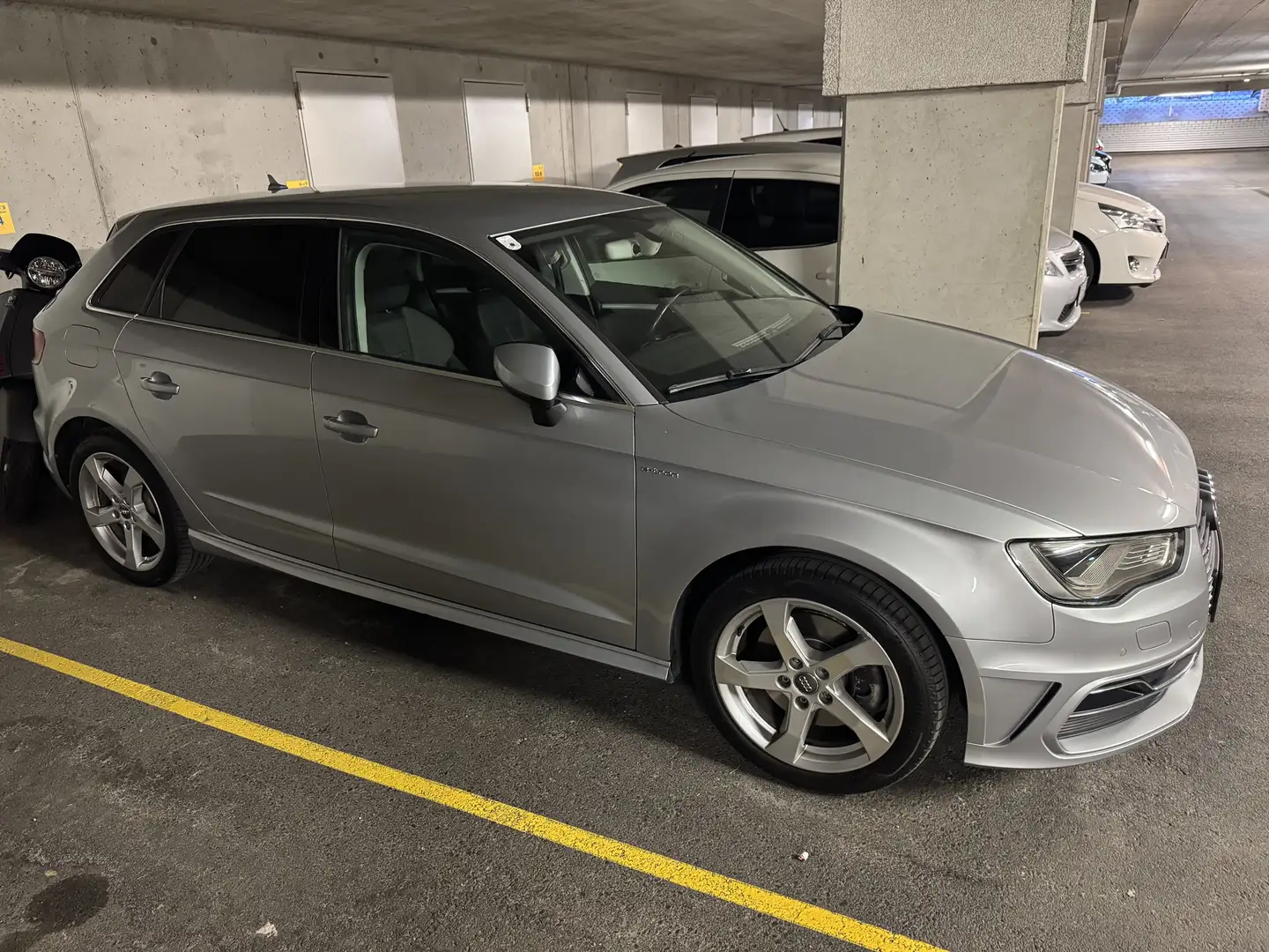 Audi e-tron A3 S-Line Silber - 2