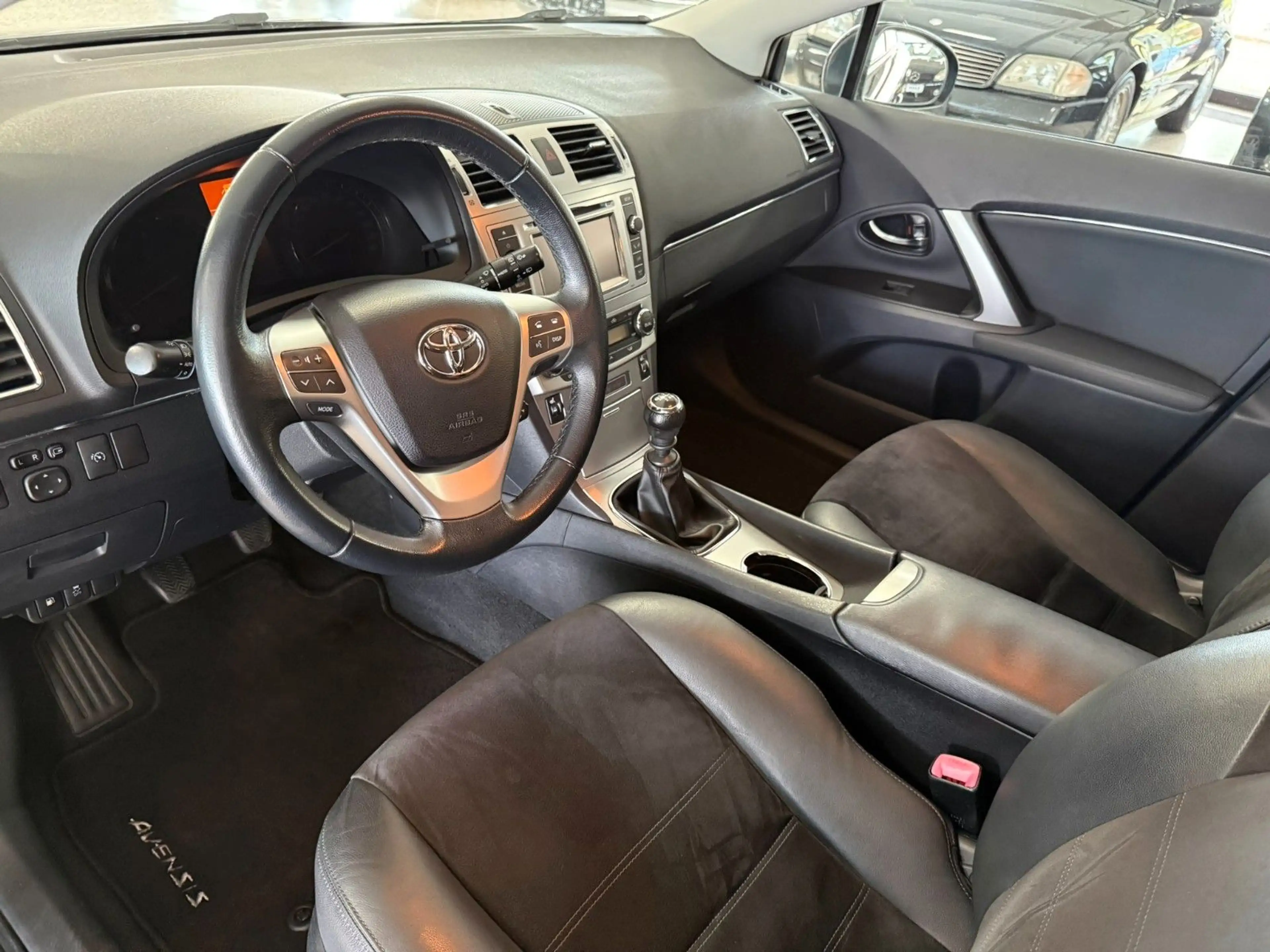 Toyota Avensis 1.8 Kombi Executive/Xenon/Kamera/1.Hand — photo 6