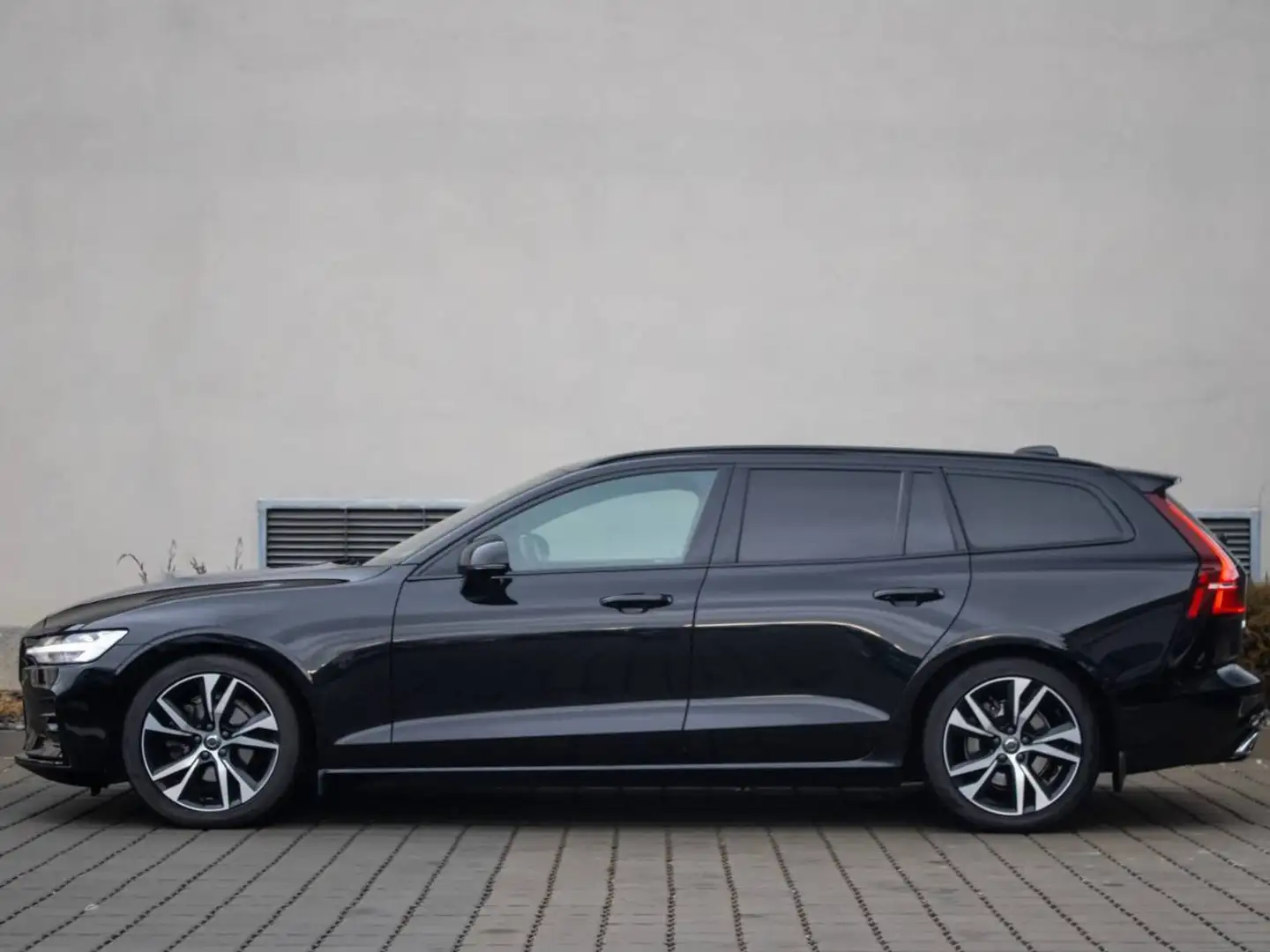 Volvo V60 V60 B4 2.0 D Geartronic RDesign Schwarz - 1