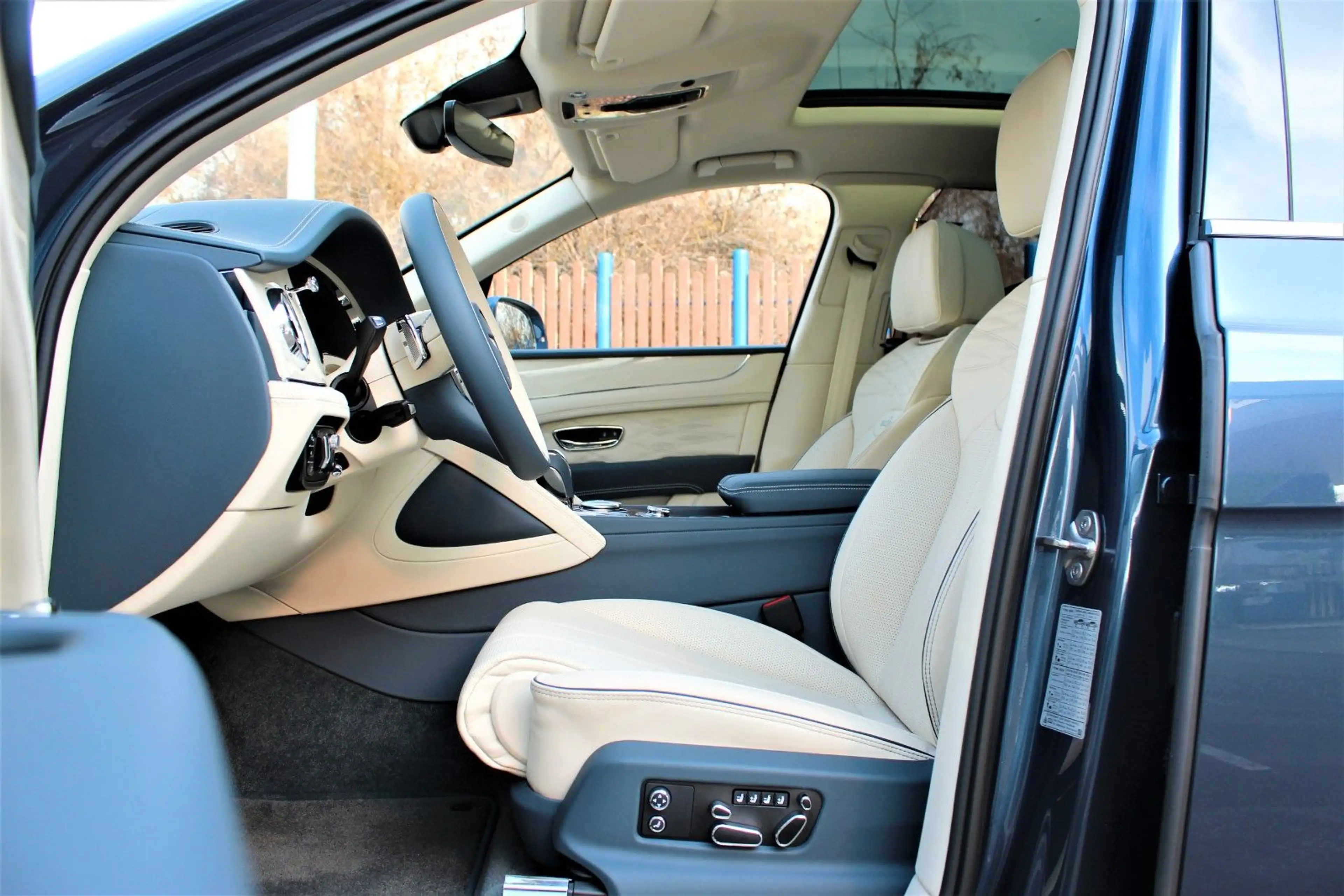 Bentley Bentayga 4.0 V8 EWB AZURE FIRS EDITION NAIM — photo 12