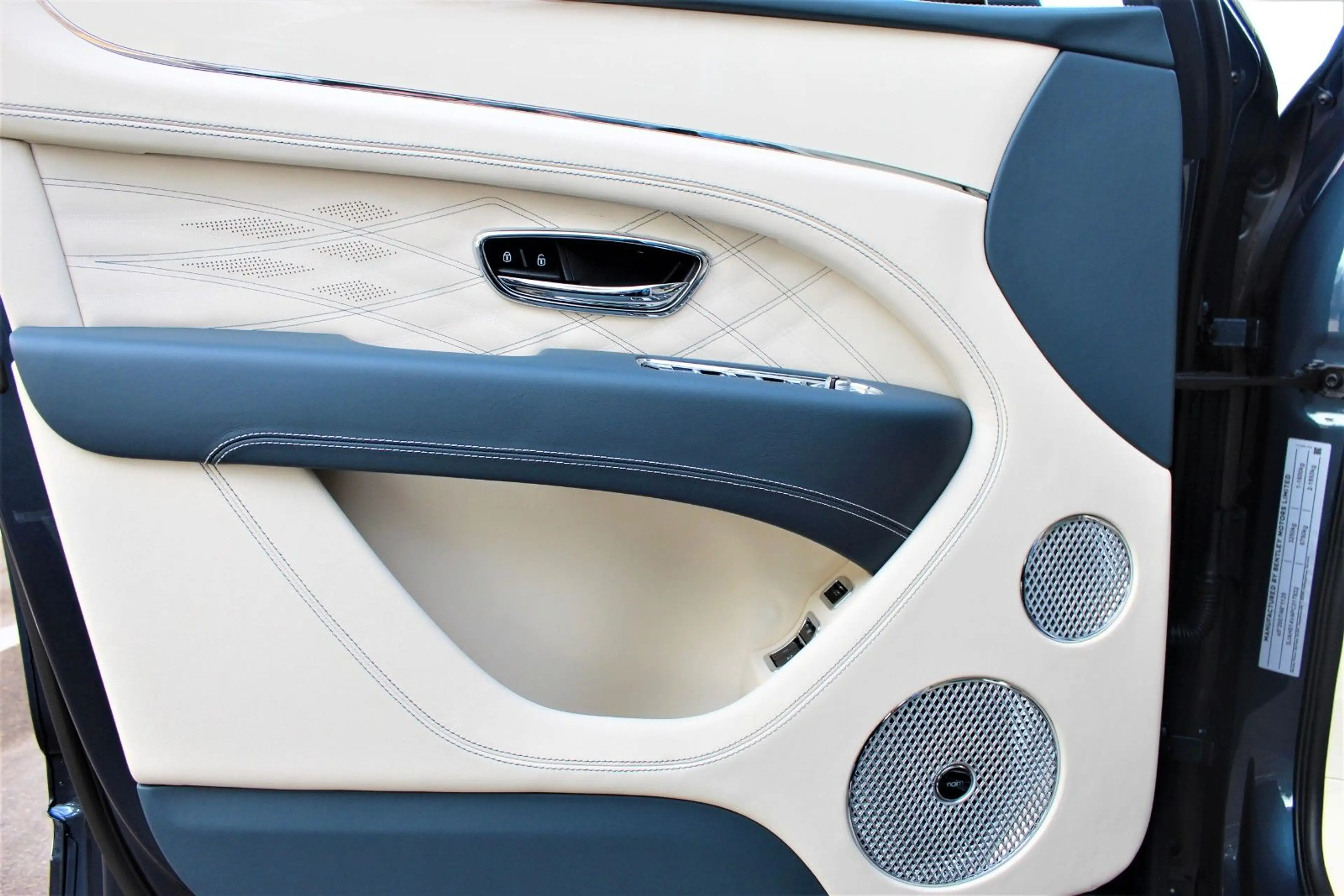 Bentley Bentayga 4.0 V8 EWB AZURE FIRS EDITION NAIM — photo 10