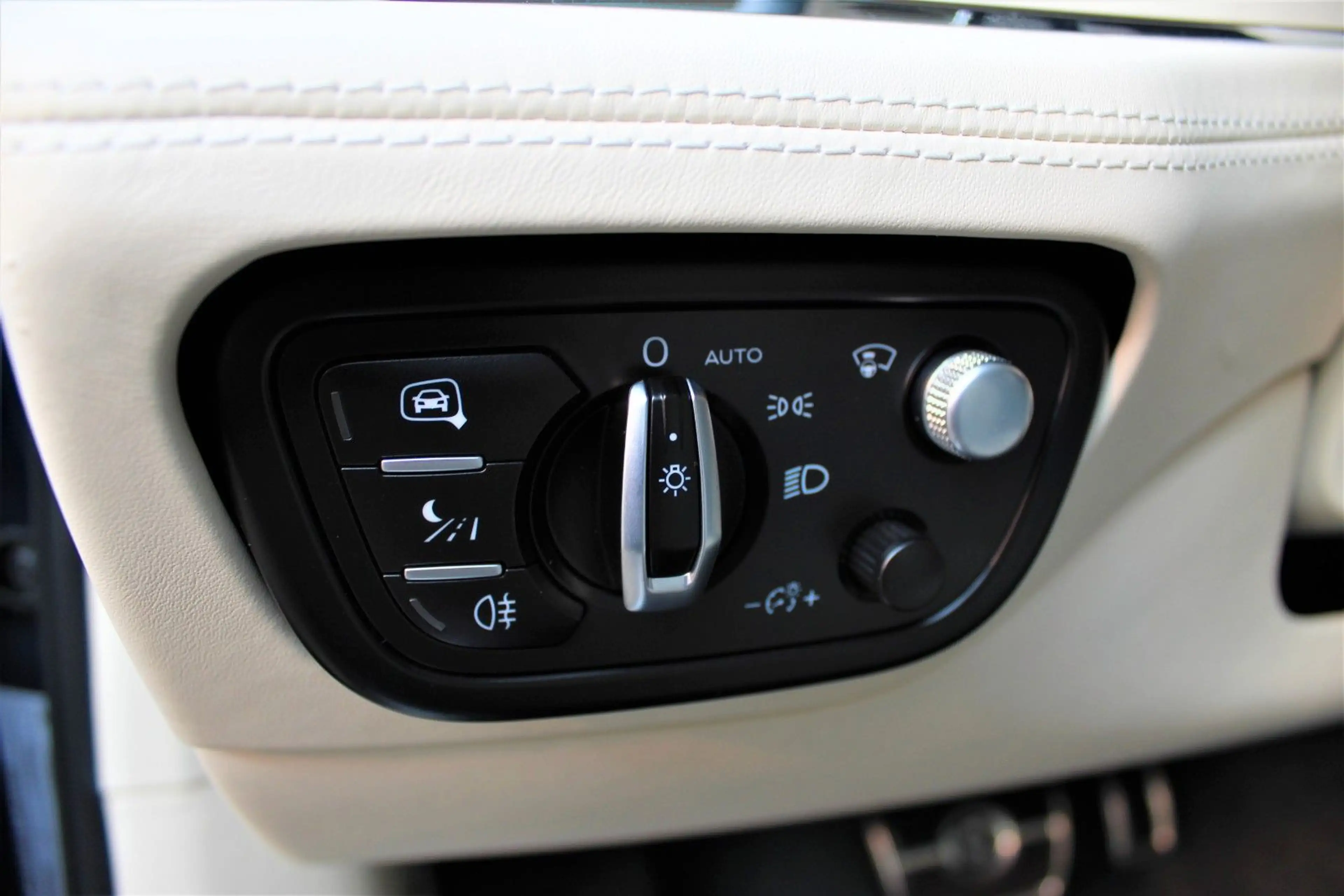 Bentley Bentayga 4.0 V8 EWB AZURE FIRS EDITION NAIM — photo 15