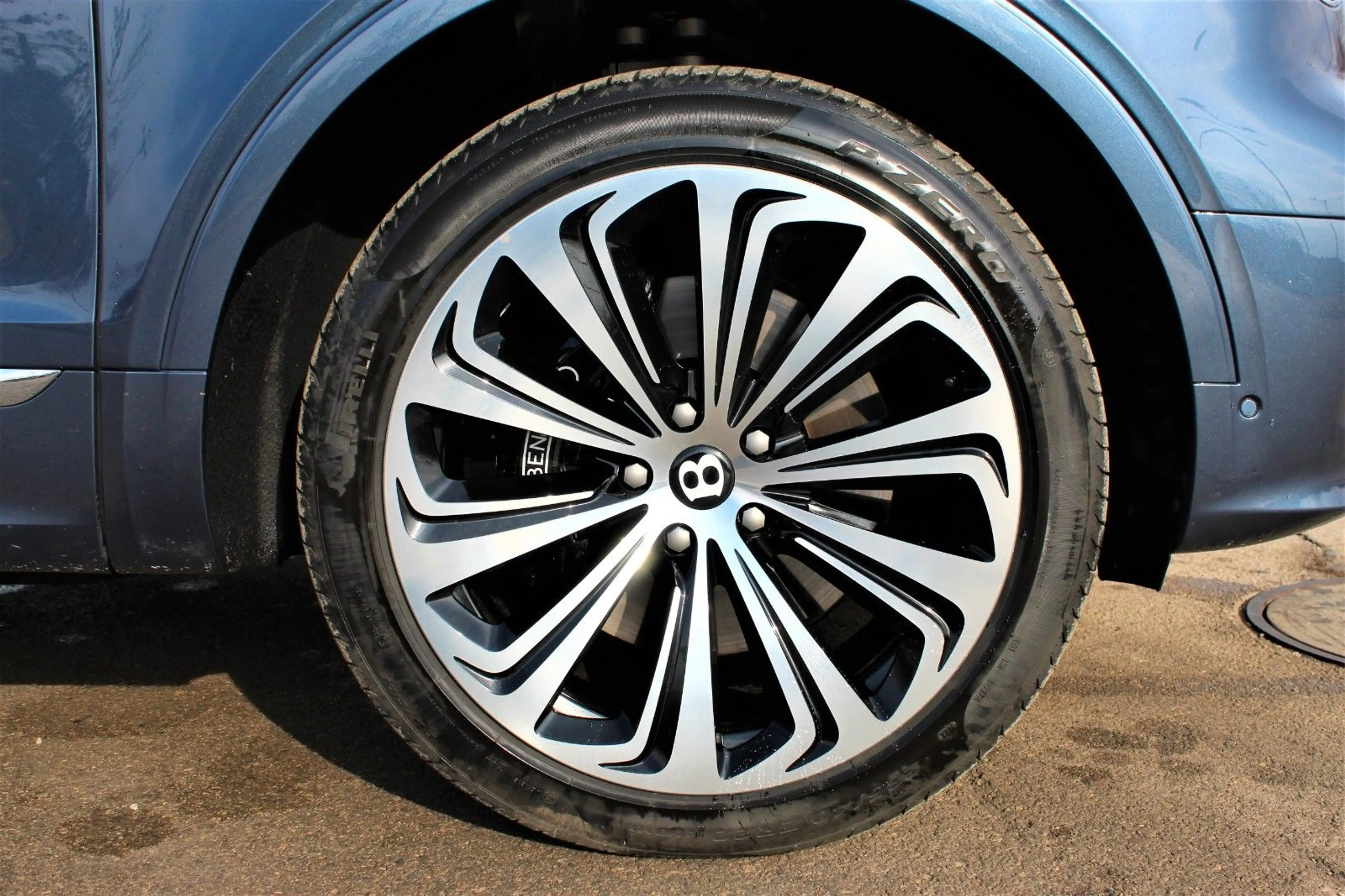 Bentley Bentayga 4.0 V8 EWB AZURE FIRS EDITION NAIM — photo 9