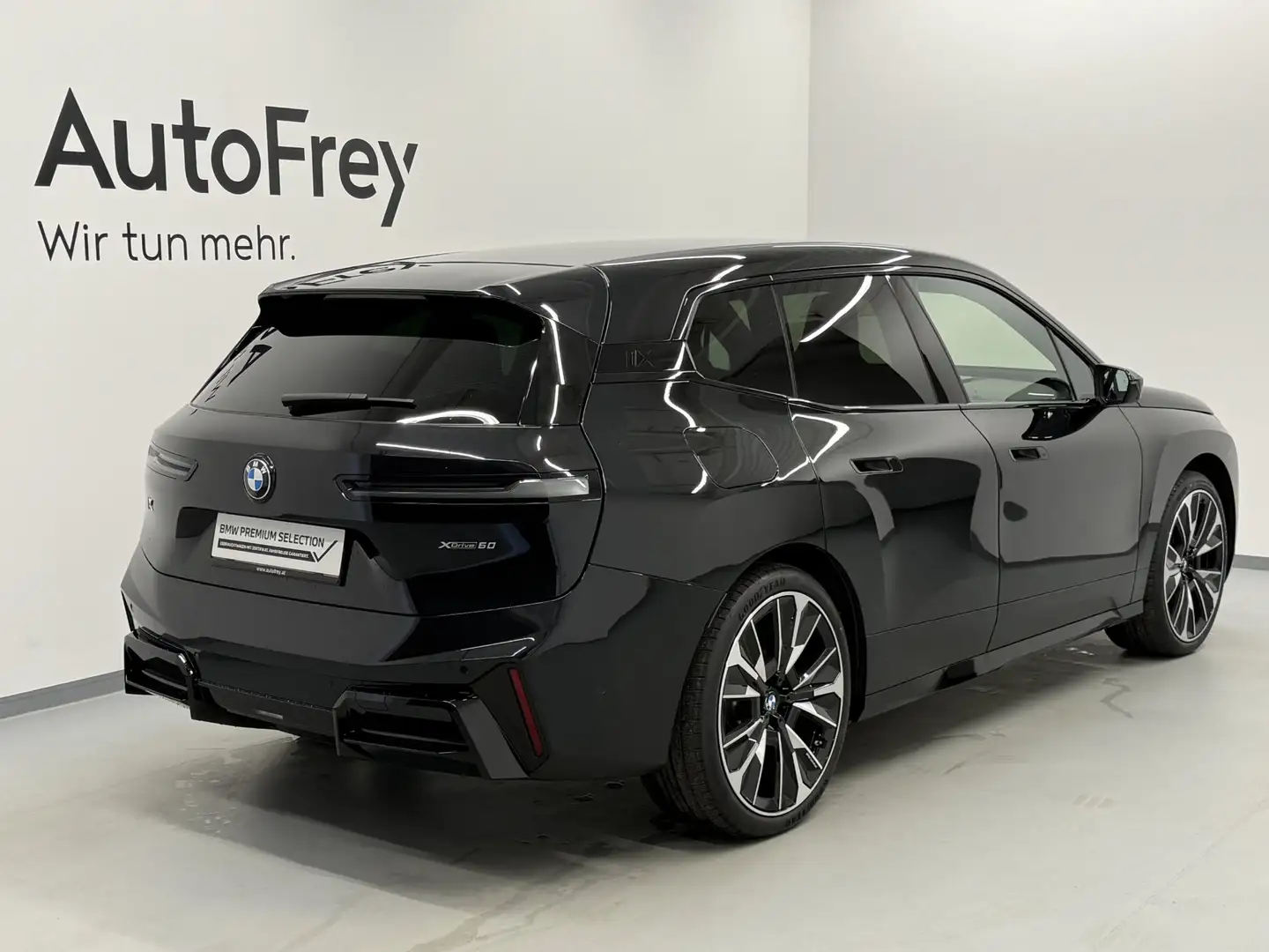 BMW iX xDrive60 Schwarz - 2