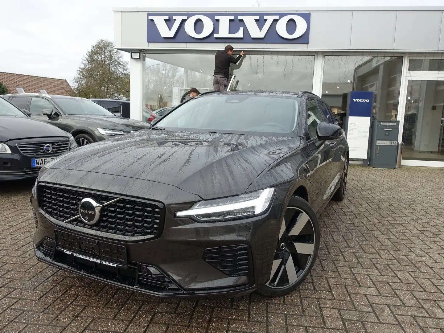 Volvo V60 Ultra, T8 AWD Plug-in Hybrid/H&K/360°/BLIS Grau - 1