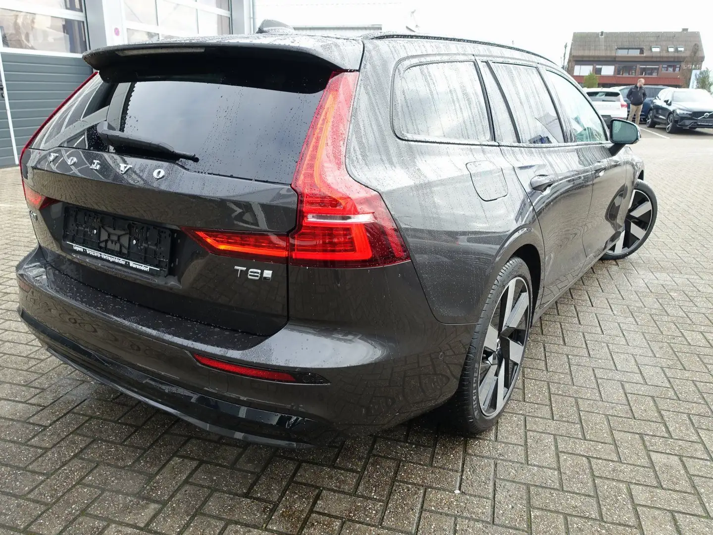 Volvo V60 Ultra, T8 AWD Plug-in Hybrid/H&K/360°/BLIS Grau - 2