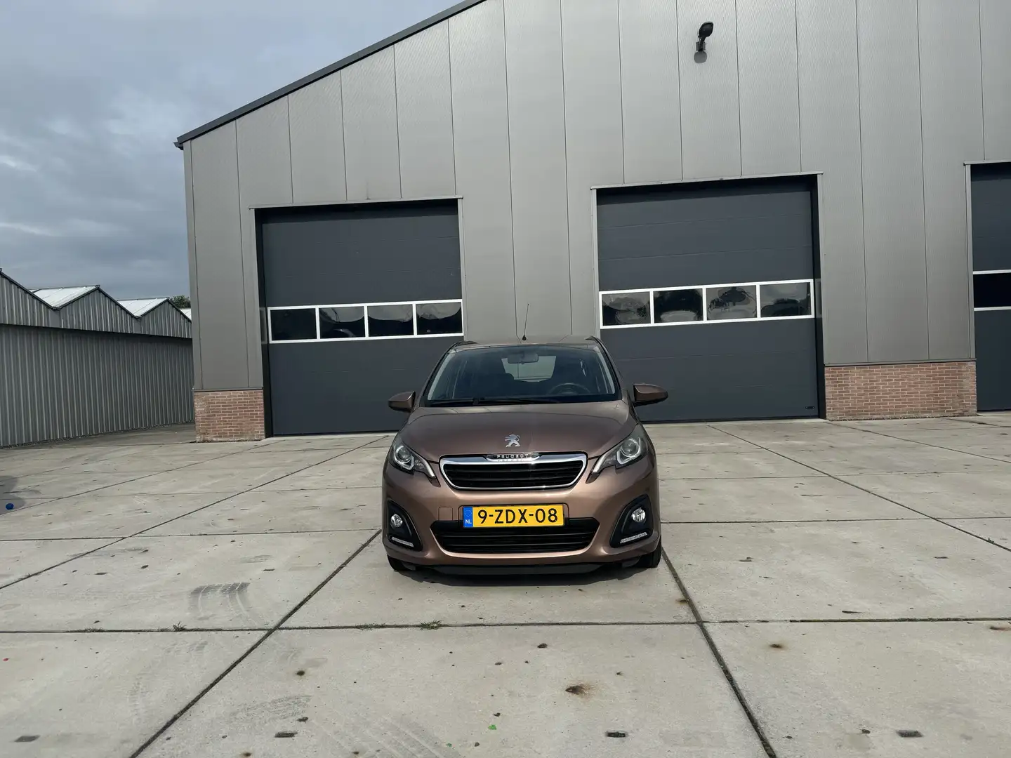 Peugeot 108 1.0 e-VTi Active handgeschakeld benzine 80.000km Marrón - 2