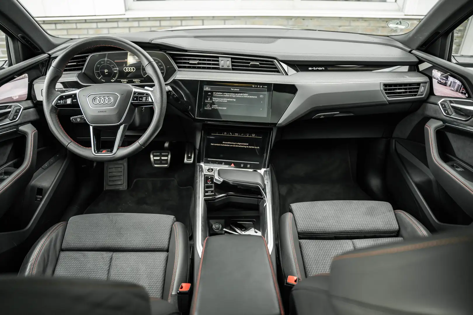 Audi Q8 e-tron Sportback 55 quattro S Edition 115 kWh Grijs - 2