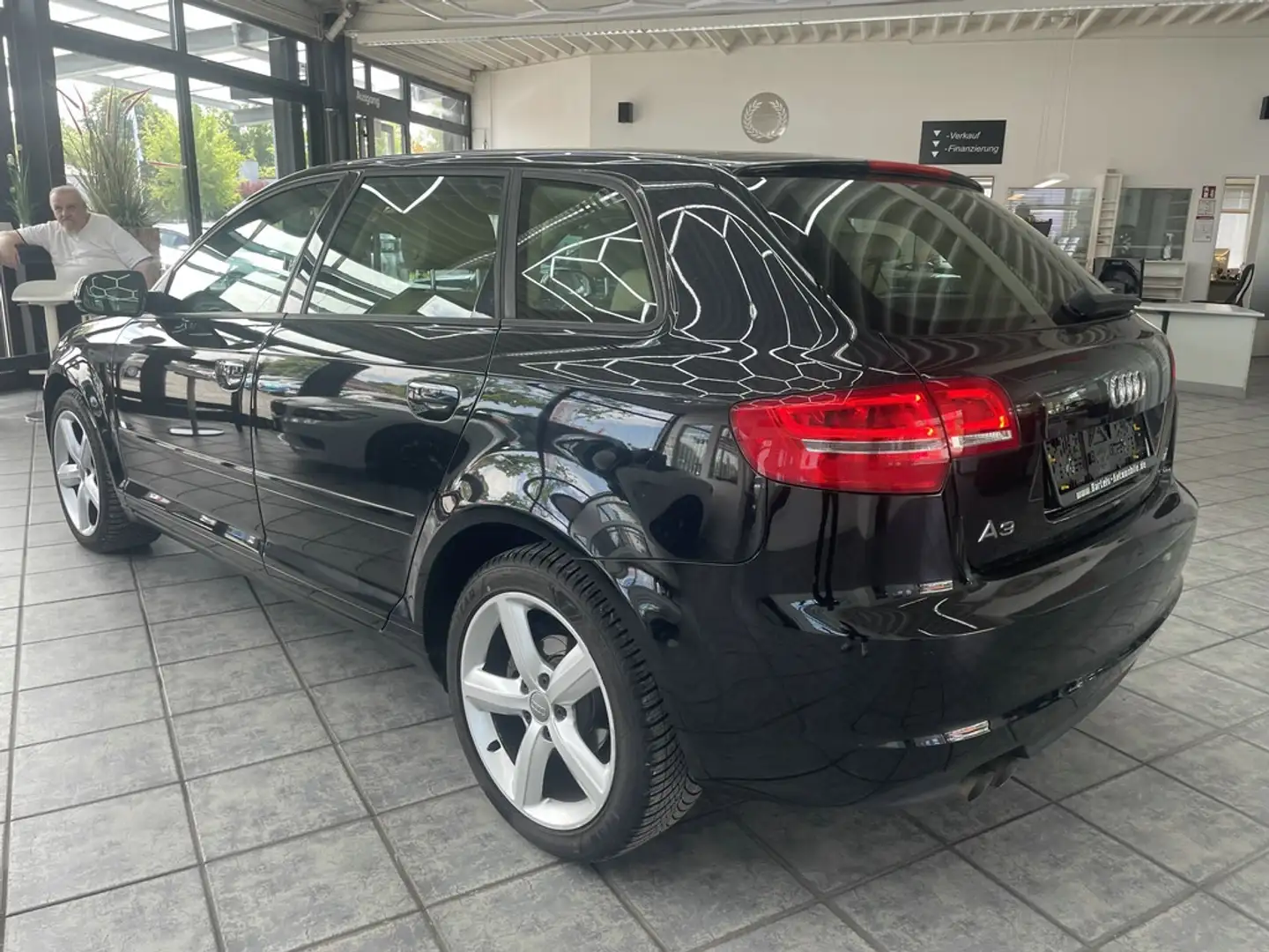 Audi A3 2.0 TDI Ambiente, 2 Hand, Leder, PDC Schwarz - 2