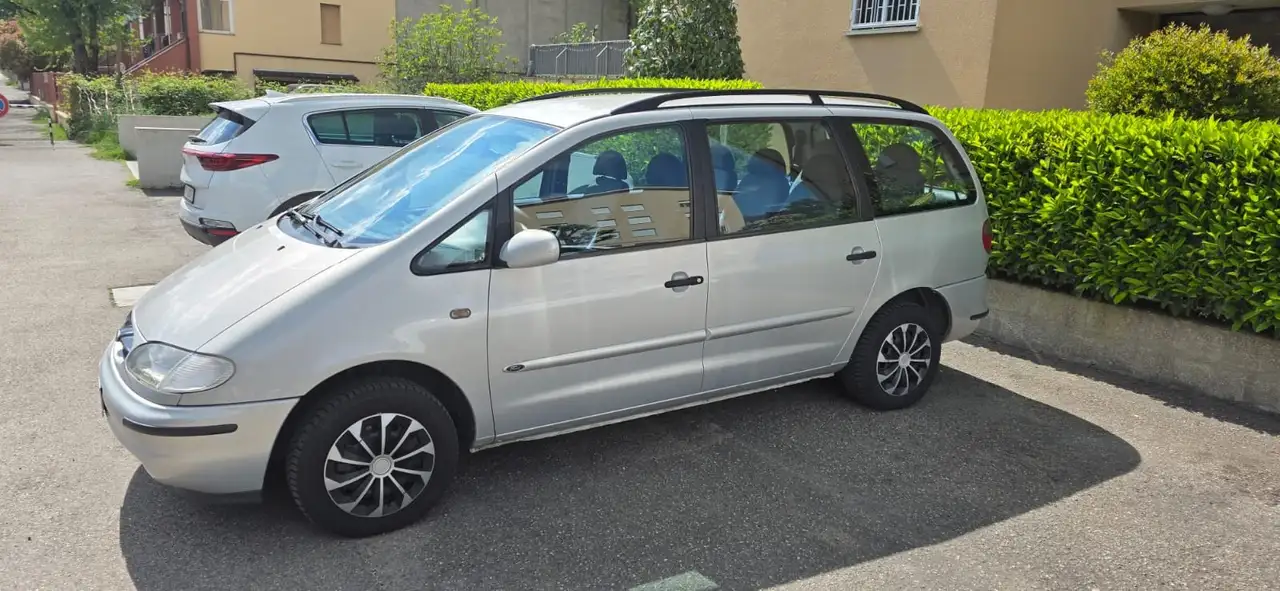 Ford Galaxy 2.0i (Ghia), foto 2