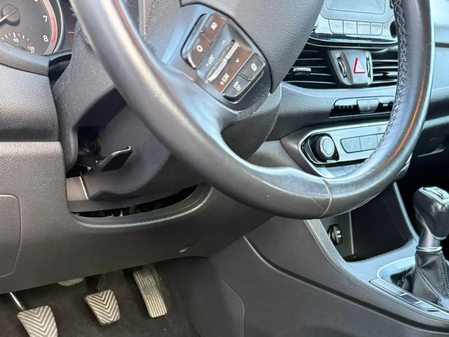 Hyundai i30 i30 CW 1,4 MPI Click Click Schwarz - 2