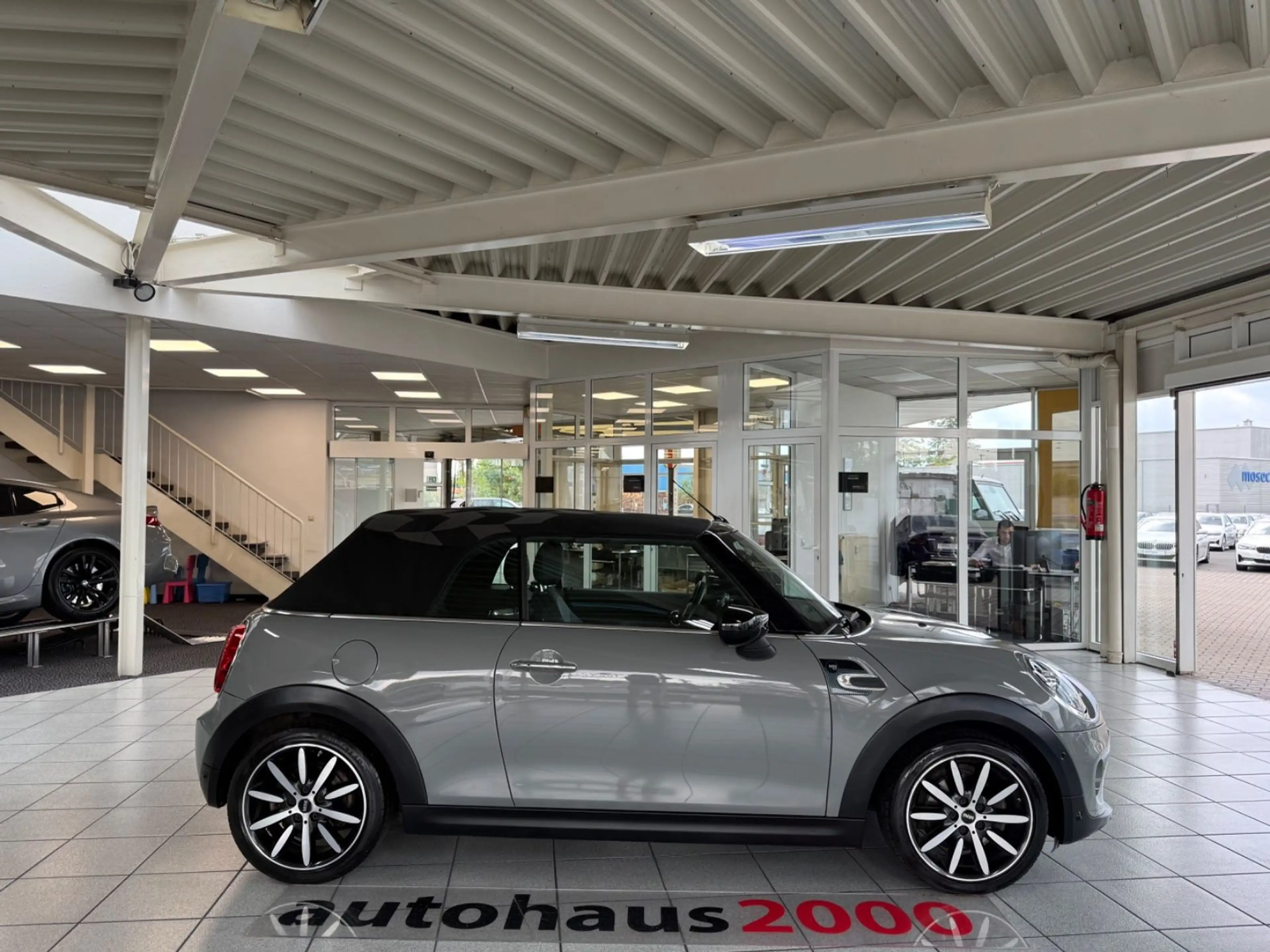MINI Cooper Cabrio Sidewalk Trim AUT./LED/HUD/CAM — photo 2