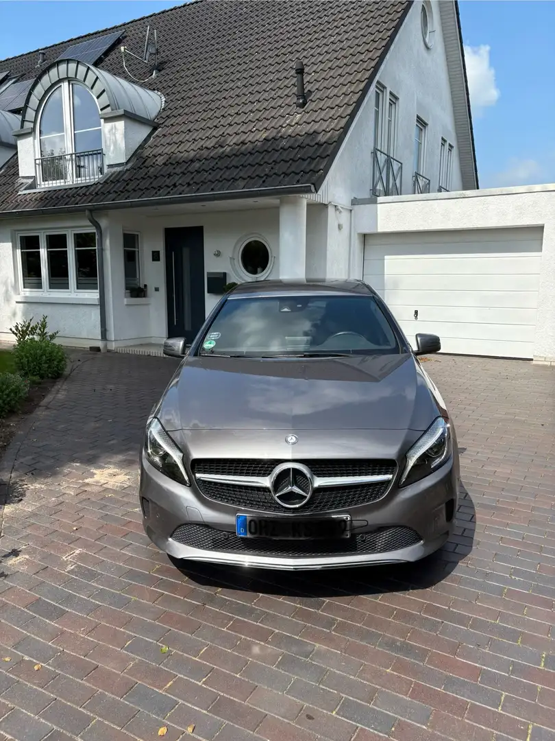 Mercedes-Benz A 180 7G-DCT Urban Серый - 2
