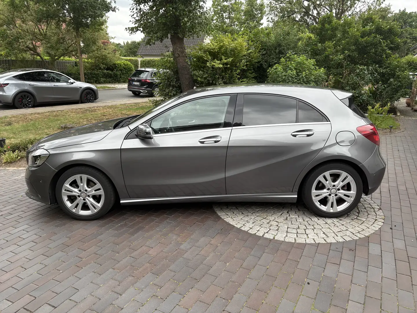 Mercedes-Benz A 180 7G-DCT Urban Серый - 1