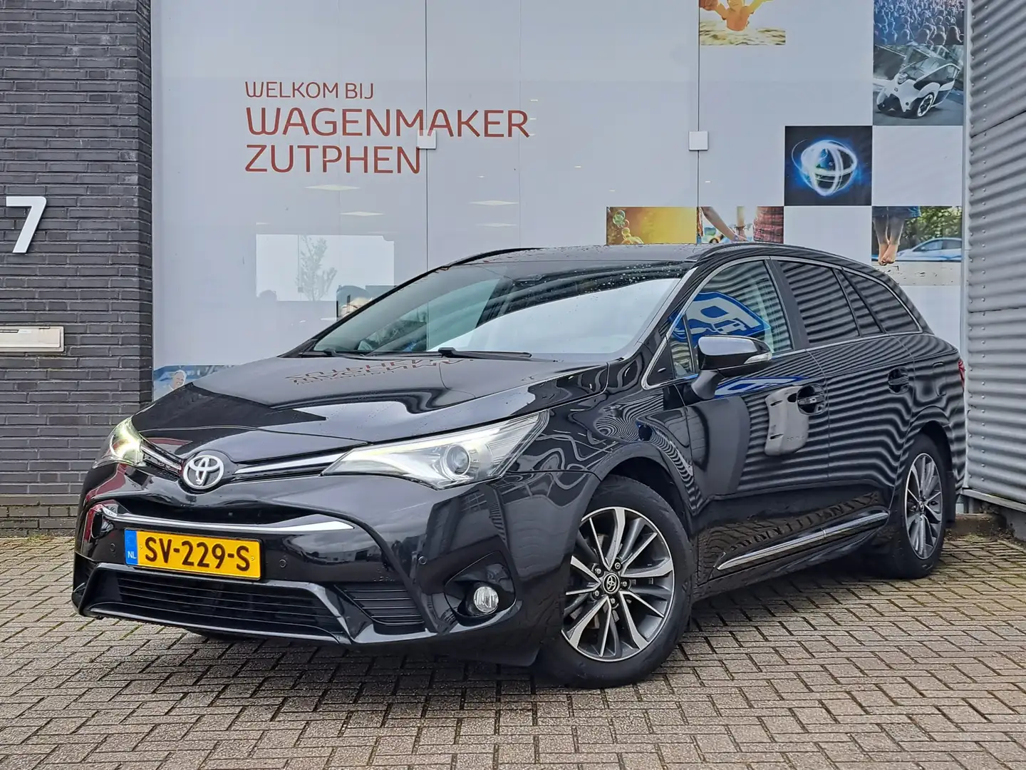 Toyota Avensis Touring Sports 1.8 VVT-i SkyView Edition Automaat Fekete - 1