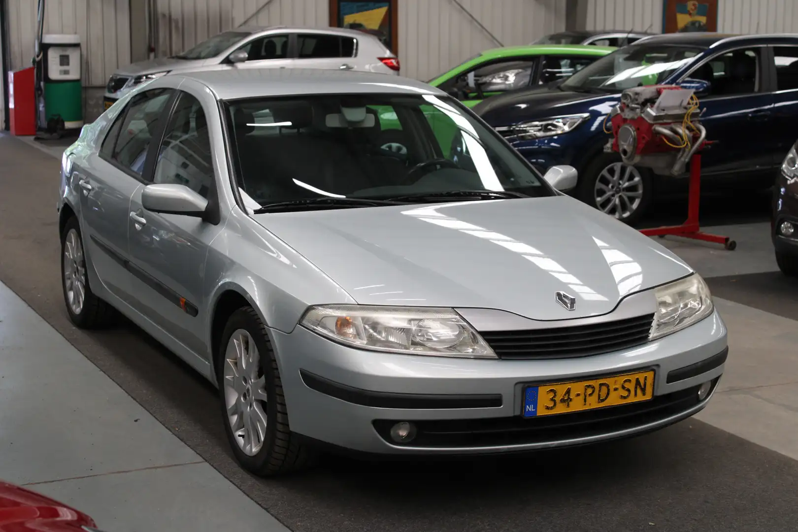 Renault Laguna 1.8-16V Dynamique Automaat NAP, Airco, Cruise cont Grijs - 2